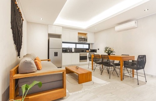 Tohoku Apartment | Luxury 2BD Condo 3 blk from 5th Ave W/PoolandParking