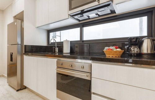 Tohoku Apartment | Luxury 2BD Condo 3 blk from 5th Ave W/PoolandParking
