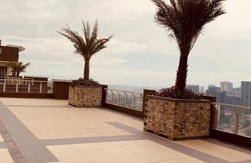 Kapitolyo Apartment | Luxury 2bedroom Flat with Private Balcony