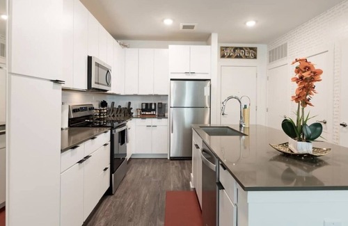 Peoplestown Apartment | Luxury 2BR/2BA APT w/Gym, Pool & Free Parking