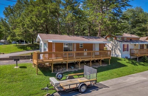 Pigeon Forge Cottage | Luxury 2BR Cottage with Mountain Views