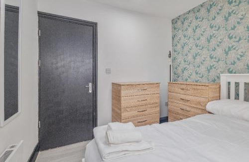 Sheldon Apartment | Luxury 2BR Retreat Sheldon