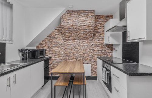 Sheldon Apartment | Luxury 2BR Retreat Sheldon