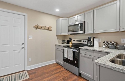 Bowling Green House | Luxury 2BR Townhouse near WKU & Mammoth Cave!