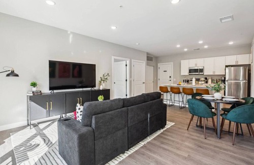 Olde Towne East Apartment | Luxury 2BR w/Rooftop, Gym & King Beds – Columbus