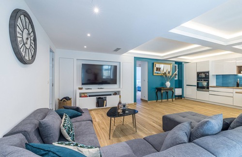 Carabacel Apartment | Luxury 3 Bdr Garden & Parking