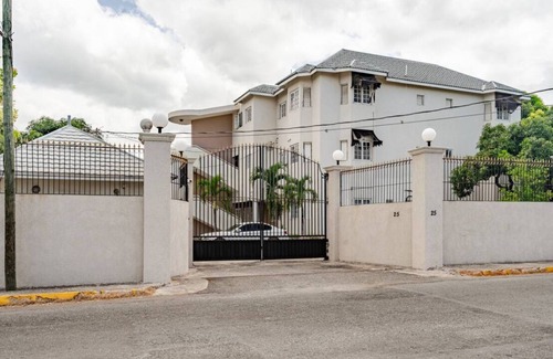 New Kingston Apartment | Luxury 3 bed 2 bath in the heart of New Kingston. Very central & safe Gated.