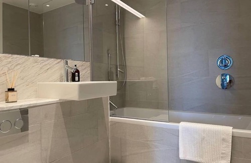 Queenstown Apartment | LUXURY 3 Bed 3 Bath Apartment in Central London