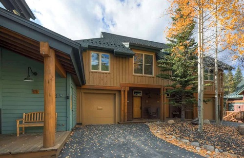 Keystone House | Luxury 3 Bed/3bath-Townhome, River Behind, hot tub
