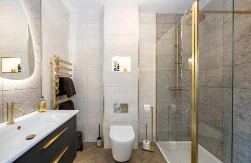 Rusholme House | Luxury 3 Bed Full House with Free Parking