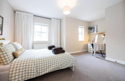 Rusholme House | Luxury 3 Bed Full House with Free Parking