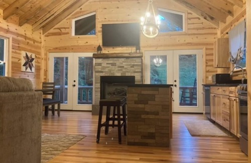 West Liberty Cabin | Luxury 3-bed hemlock log cabin Cave Run Lake area, with WiFi, gameroom, hot tub