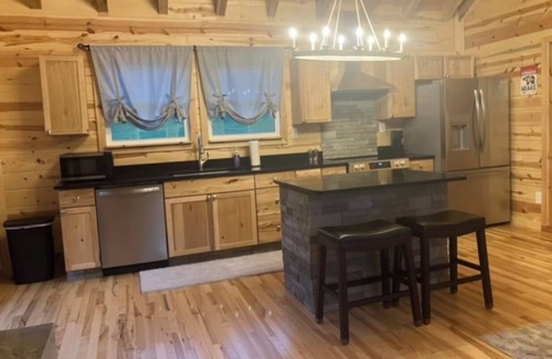 West Liberty Cabin | Luxury 3-bed hemlock log cabin Cave Run Lake area, with WiFi, gameroom, hot tub