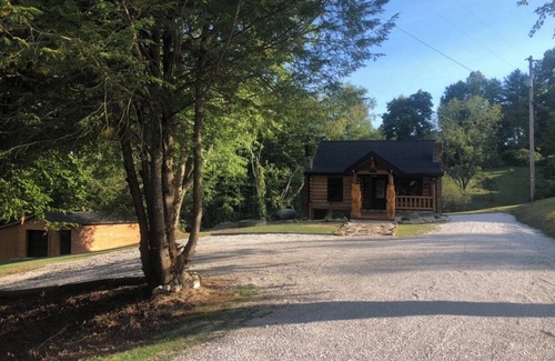 West Liberty Cabin | Luxury 3-bed hemlock log cabin Cave Run Lake area, with WiFi, gameroom, hot tub