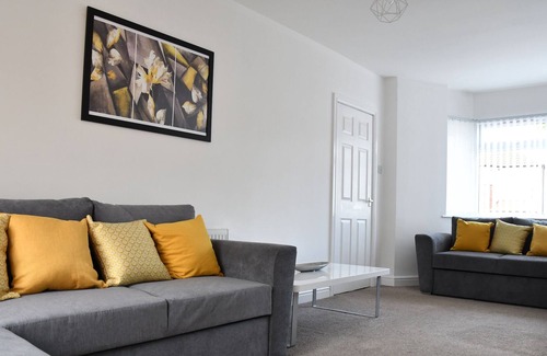 Bloxwich House | Luxury 3 Bed House. 10 mins from NEC & Airport!