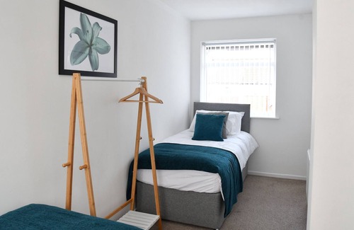 Bloxwich House | Luxury 3 Bed House. 10 mins from NEC & Airport!