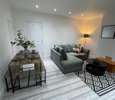 Dartford Apartment | Luxury 3 Bed House - 10 min walk from Dartford Town Centre - Fully Refurbished