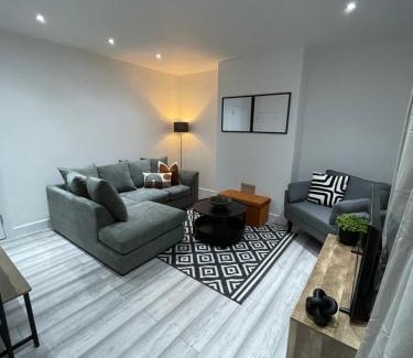 Dartford Apartment | Luxury 3 Bed House - 10 min walk from Dartford Town Centre - Fully Refurbished