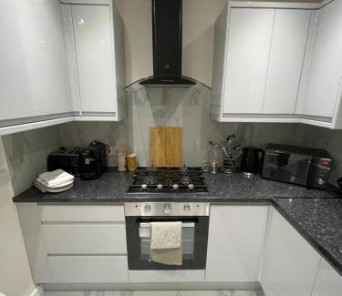 Dartford Apartment | Luxury 3 Bed House - 10 min walk from Dartford Town Centre - Fully Refurbished