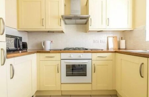 Cribbs Causeway House | Luxury 3 Bed house, sleeps 8 people, with parking!
