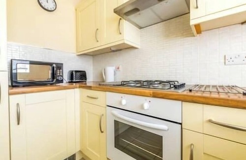 Cribbs Causeway House | Luxury 3 Bed house, sleeps 8 people, with parking!