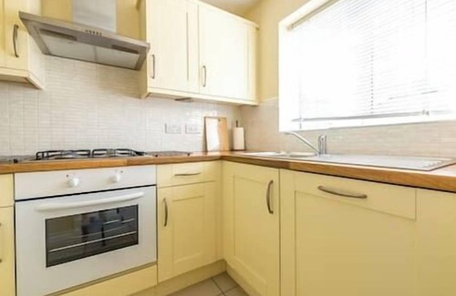 Cribbs Causeway House | Luxury 3 Bed house, sleeps 8 people, with parking!