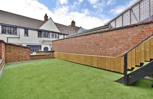 Golders Green Apartment | Luxury 3-Bed/Huge Garden & Great Transport Links