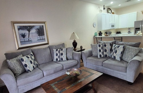 Hillcrest Estates Condo | Luxury 3-bed Large Condo-12-Kilometres to Disney World, Kingsize Bed, Beach Area