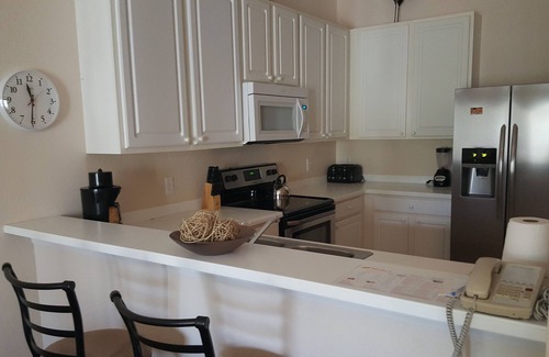 Hillcrest Estates Condo | Luxury 3-bed Large Condo-12-Kilometres to Disney World, Kingsize Bed, Beach Area