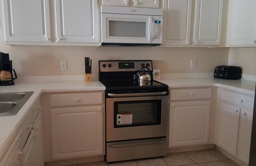 Hillcrest Estates Condo | Luxury 3-bed Large Condo-12-Kilometres to Disney World, Kingsize Bed, Beach Area