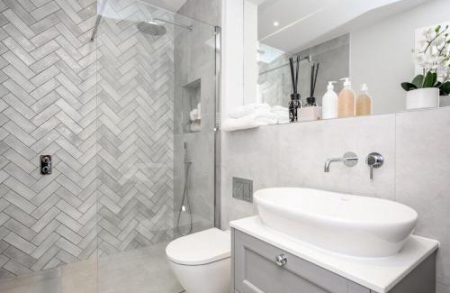 Sunningdale Apartment | Luxury 3 Bed Penthouse with Large Terrace and Private Parking