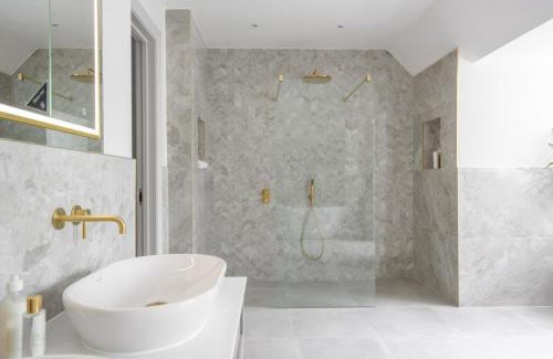 Sunningdale Apartment | Luxury 3 Bed Penthouse with Large Terrace and Private Parking