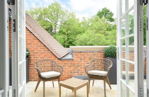 Sunningdale Apartment | Luxury 3 Bed Penthouse with Large Terrace and Private Parking