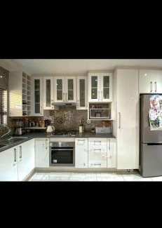 Pomona Villa | Luxury 3-Bed Retreat with Pool & Jacuzzi 10min from OR Tambo