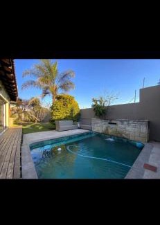 Pomona Villa | Luxury 3-Bed Retreat with Pool & Jacuzzi 10min from OR Tambo