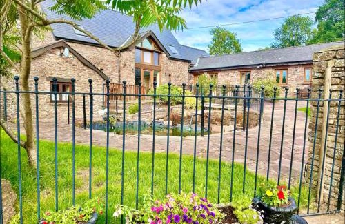 Usk House | Luxury 3 bed rural stone barn INCL CONT BREK for 5