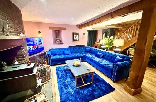 Usk House | Luxury 3 bed rural stone barn INCL CONT BREK for 5