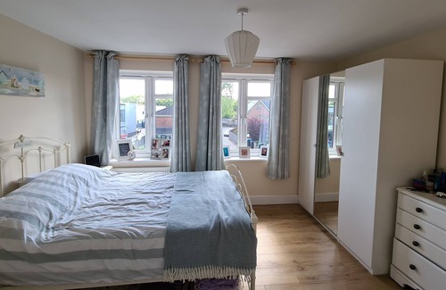 Cobham Apartment | Luxury 3 bedroom Appartment free parking superfast wifi smart TVs all amenities