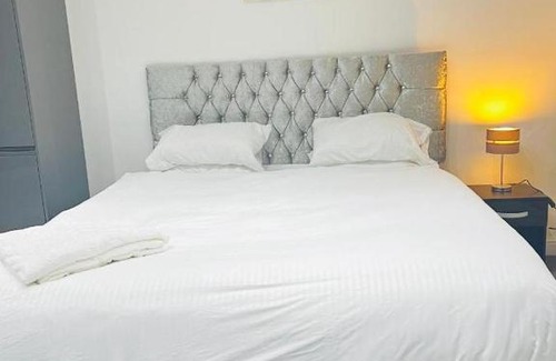 Barking Apartment | Luxury 3 Bedroom Flat in Barking Town Centre