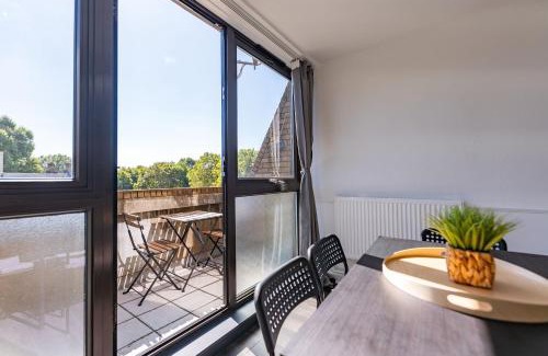 Westbourne Apartment | Luxury 3 Bedroom Flat with Balcony in Westbourne Park