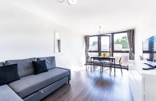 Westbourne Apartment | Luxury 3 Bedroom Flat with Balcony in Westbourne Park