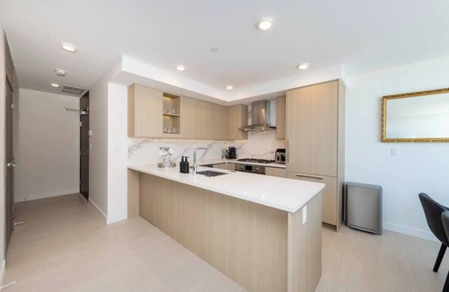 Surrey Condo | Luxury 3 Bedroom Penthouse| Pool, hot tub, gym, sauna/steam