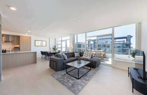 Surrey Condo | Luxury 3 Bedroom Penthouse| Pool, hot tub, gym, sauna/steam