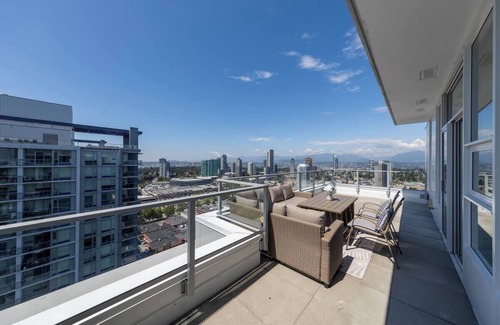 Surrey Condo | Luxury 3 Bedroom Penthouse| Pool, hot tub, gym, sauna/steam