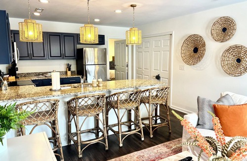 Clemson House | Luxury 3 bedroom, professionally furnished home 1 mile from Clemson University!
