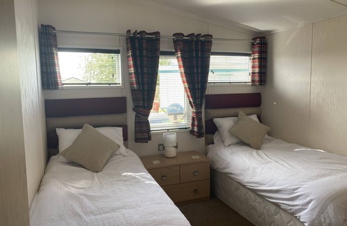Pagham Cabin | Luxury 3 bedroom waterside lodge, a stones throw from Pagham beach and harbour.