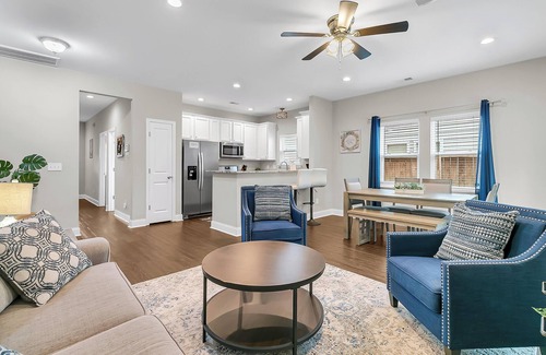 Lincolnville House | Luxury 3 BR 2 BA near charming downtown Summerville, for retreats and getaways