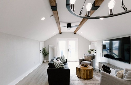 Burton Other | Luxury 3 BR Stay Sleeps 6 Stunning Farm