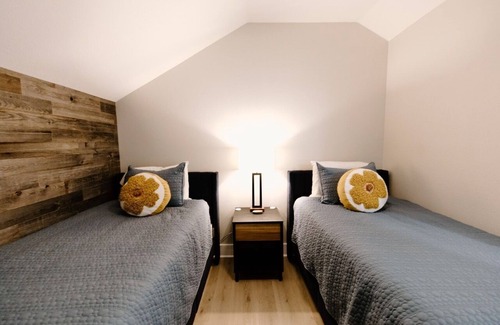 Burton Other | Luxury 3 BR Stay Sleeps 6 Stunning Farm