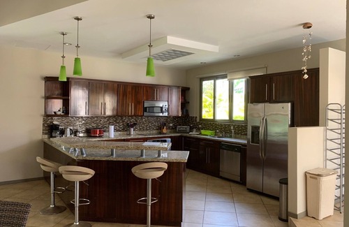 Tambor House | Luxury 3-BR Villa With Private Pool! Steps to Beach! Can sleep up to 10!